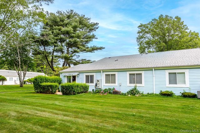302 Bentley Court W, Saint James, NY 11780
