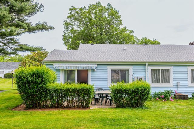 302 Bentley Court W, Saint James, NY 11780