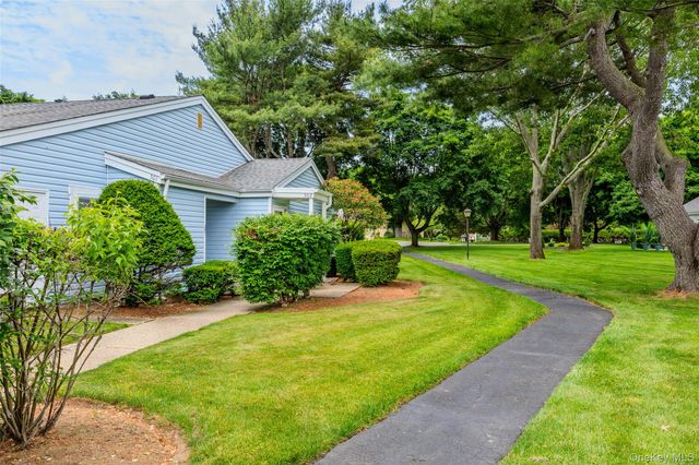 302 Bentley Court W, Saint James, NY 11780