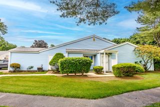 302 Bentley Court W, Saint James, NY 11780