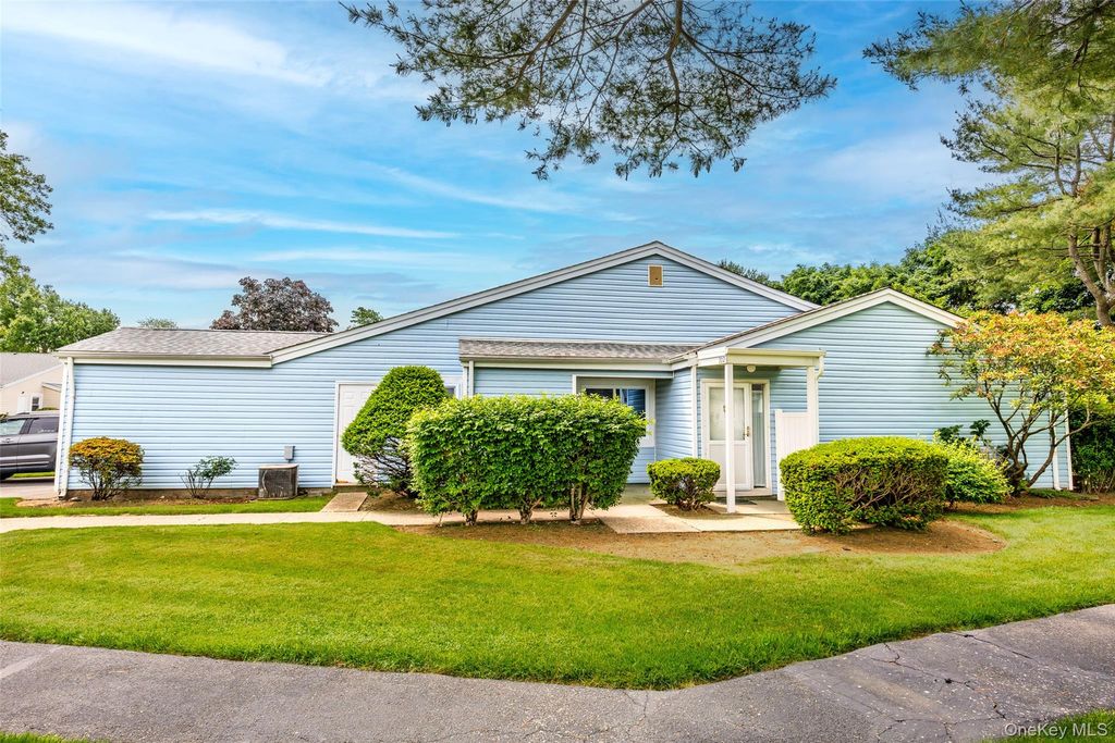 302 Bentley Court W, Saint James, NY 11780