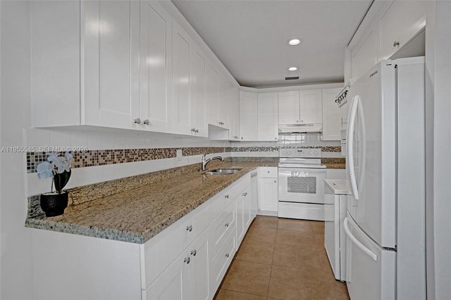 8914 Belle Aire Dr, Boca Raton, FL 33433