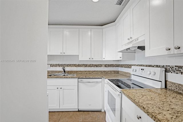 8914 Belle Aire Dr, Boca Raton, FL 33433