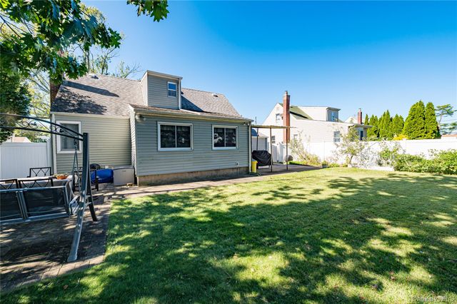 9 PO Lane, Hicksville, NY 11801