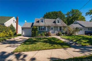 9 PO Lane, Hicksville, NY 11801