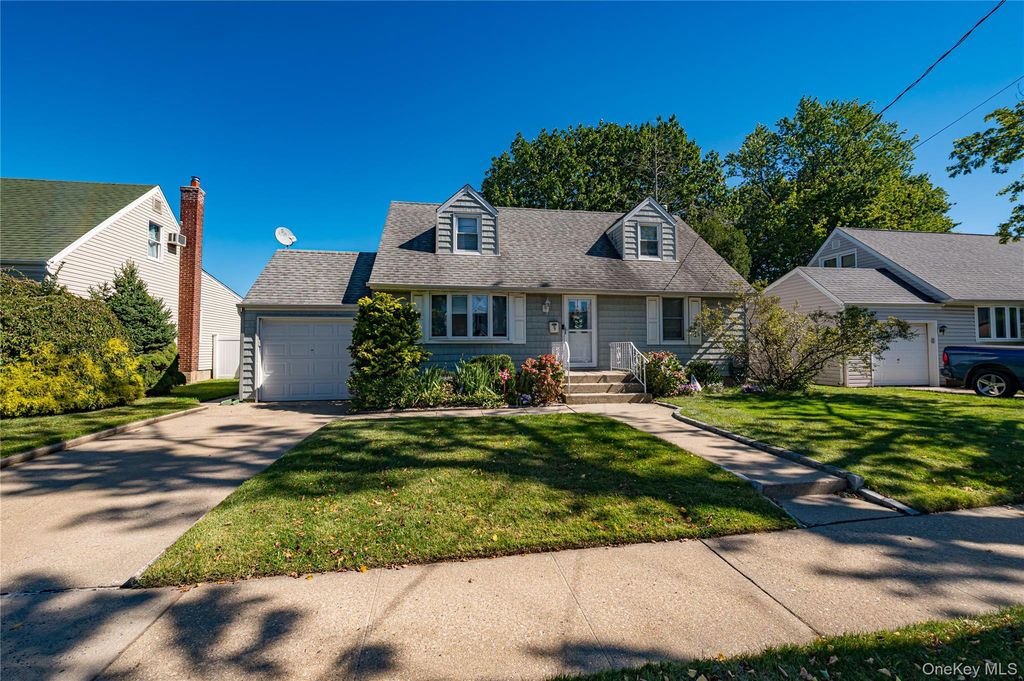 9 PO Lane, Hicksville, NY 11801