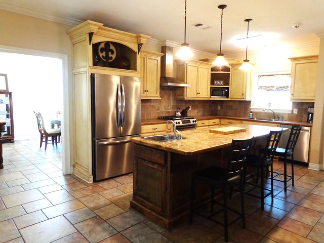 208 Rue De Levert, Raceland, LA 70394