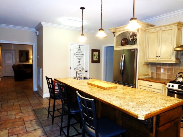 208 Rue De Levert, Raceland, LA 70394