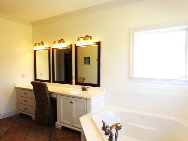 208 Rue De Levert, Raceland, LA 70394