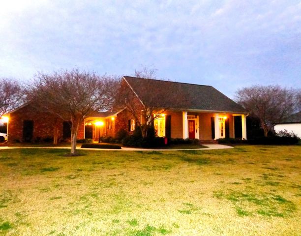 208 Rue De Levert, Raceland, LA 70394