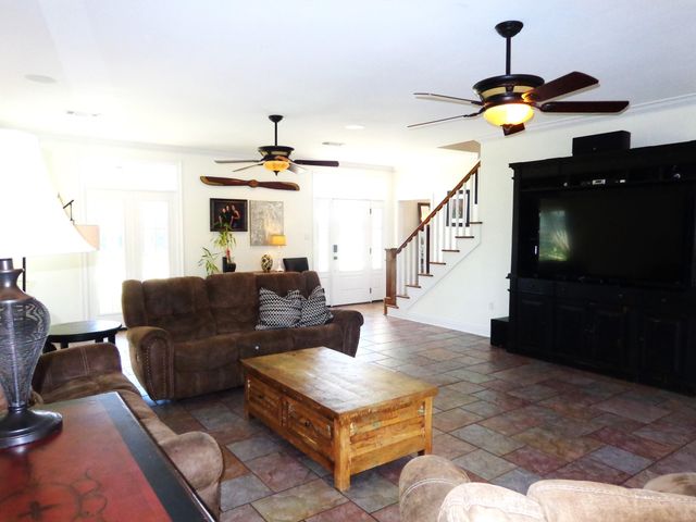 208 Rue De Levert, Raceland, LA 70394