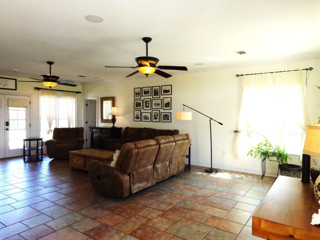 208 Rue De Levert, Raceland, LA 70394