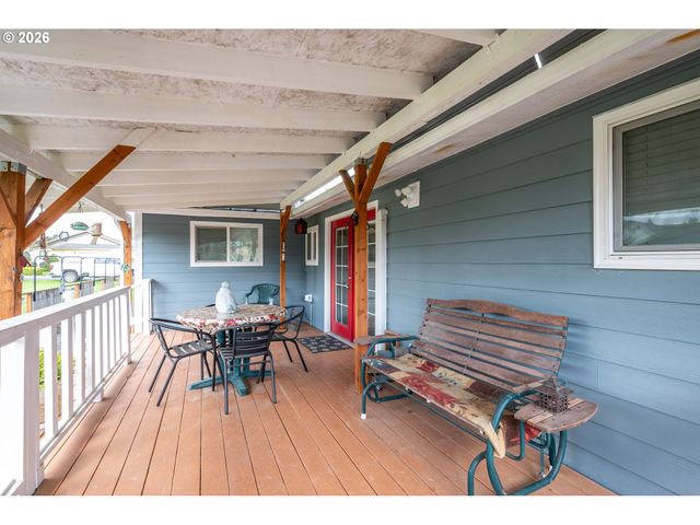 722 2ND Ave, Castle Rock, WA 98611