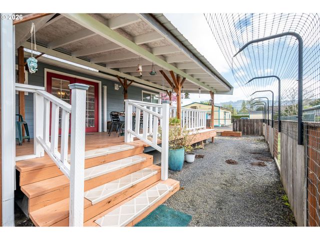 722 2ND Ave, Castle Rock, WA 98611