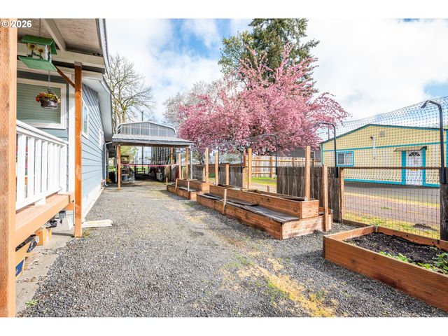 722 2ND Ave, Castle Rock, WA 98611