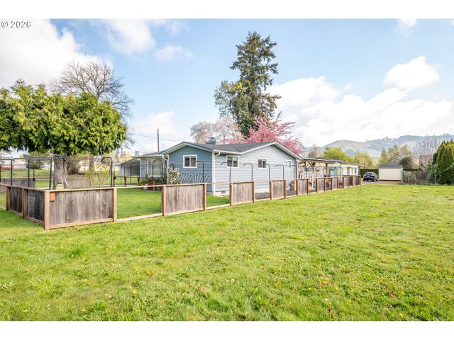 722 2ND Ave, Castle Rock, WA 98611