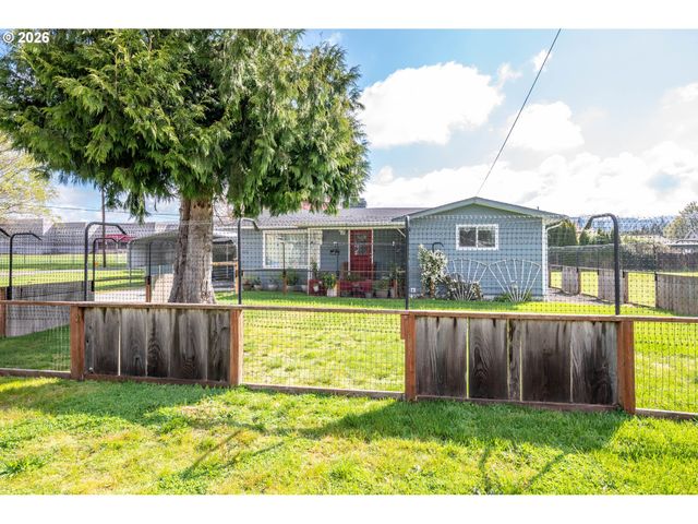 722 2ND Ave, Castle Rock, WA 98611