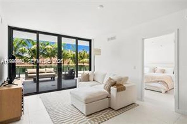 9901 W Bay Harbor Dr 305, Bay Harbor Islands, FL 33154