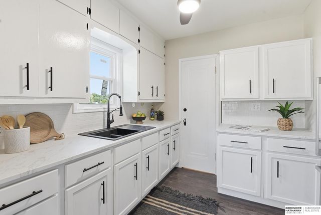 4848 Woolworth Avenue, Omaha, NE 68106