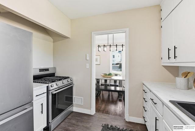 4848 Woolworth Avenue, Omaha, NE 68106