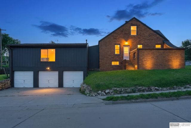 4848 Woolworth Avenue, Omaha, NE 68106