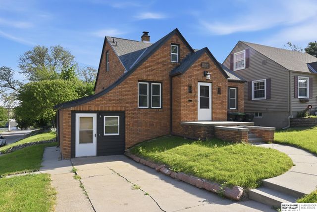 4848 Woolworth Avenue, Omaha, NE 68106