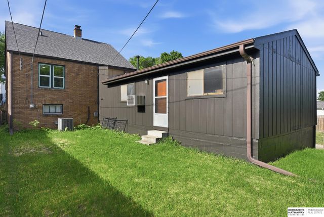 4848 Woolworth Avenue, Omaha, NE 68106