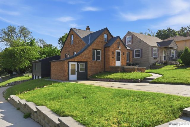 4848 Woolworth Avenue, Omaha, NE 68106