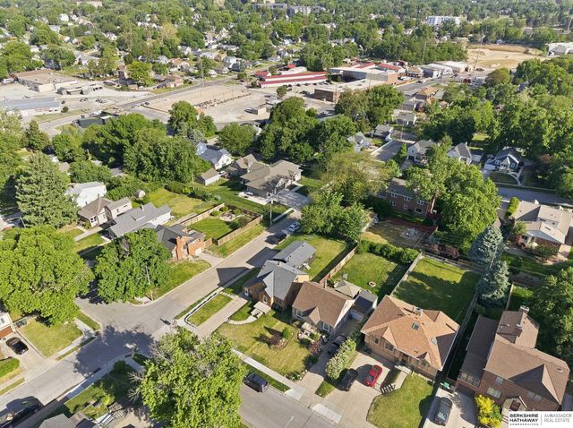 4848 Woolworth Avenue, Omaha, NE 68106