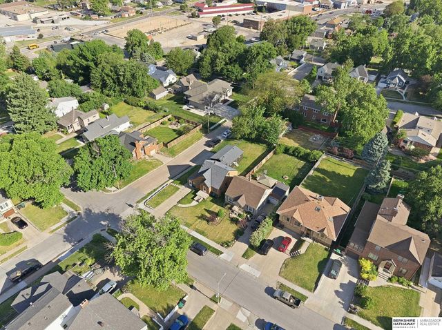 4848 Woolworth Avenue, Omaha, NE 68106