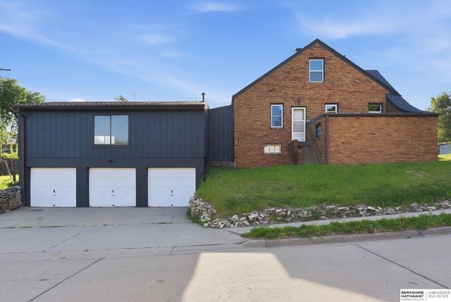 4848 Woolworth Avenue, Omaha, NE 68106