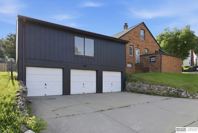 4848 Woolworth Avenue, Omaha, NE 68106