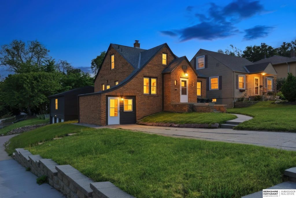 4848 Woolworth Avenue, Omaha, NE 68106