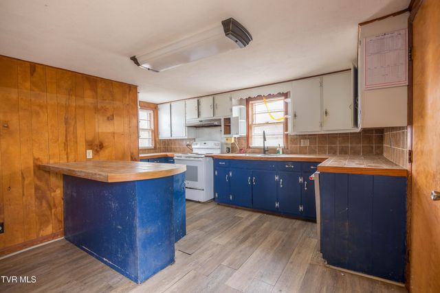 7958 Blue Springs Parkway, Mosheim, TN 37818