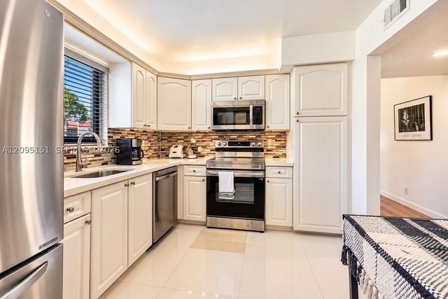 16273 Laurel Dr 7, Weston, FL 33326