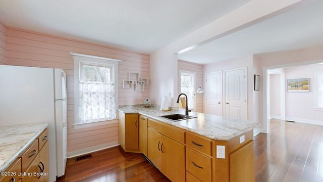 605 Fountain Ave, Lyndon, KY 40222