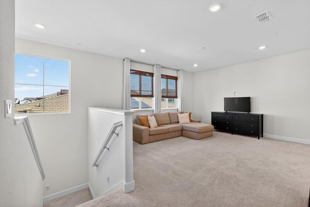 5936 Rosalee St, Sacramento, CA 95835