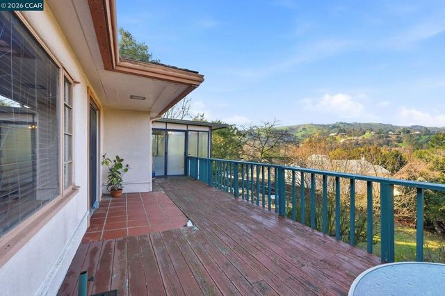 1021 1021 Ulfinian Way, Martinez, CA 94553