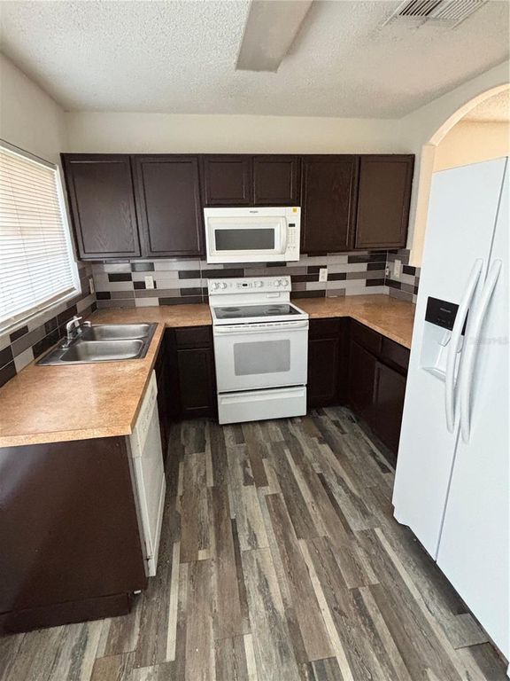 Image 8 of property listing at 13301 FAIRWAY GLEN DRIVE 104, Orlando, FL 32824