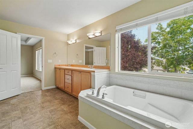 1221 68th Loop SE, Auburn, WA 98902