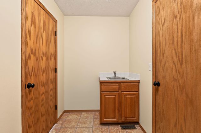 109 N Valley Stream, Derby, KS 67037