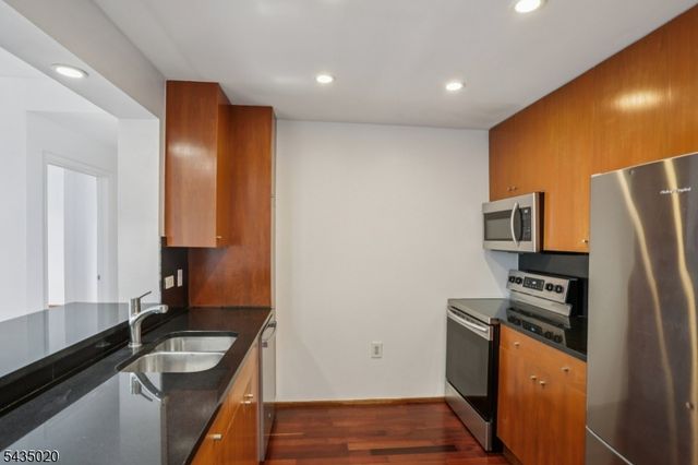 3110 City Pl, Edgewater Boro, NJ 07020