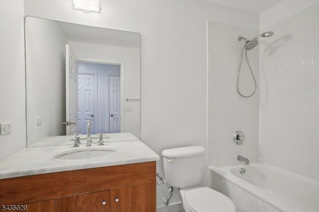3110 City Pl, Edgewater Boro, NJ 07020