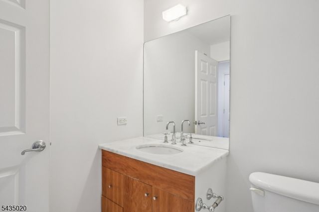 3110 City Pl, Edgewater Boro, NJ 07020