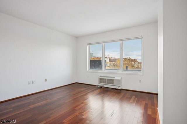 3110 City Pl, Edgewater Boro, NJ 07020