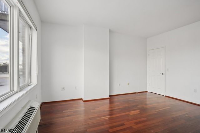 3110 City Pl, Edgewater Boro, NJ 07020