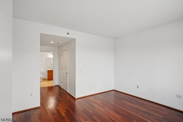 3110 City Pl, Edgewater Boro, NJ 07020