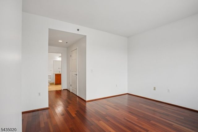 3110 City Pl, Edgewater Boro, NJ 07020