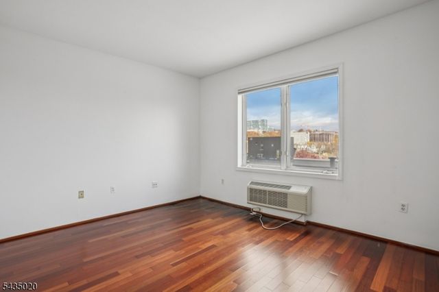 3110 City Pl, Edgewater Boro, NJ 07020