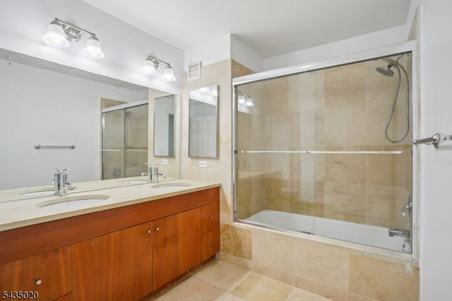 3110 City Pl, Edgewater Boro, NJ 07020